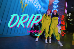 兩位小美女又一次合作，看著(zhù)她倆成長(cháng)起來(lái)的～太Cool了