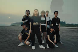 莫庸老師最新編舞，由他的編舞初級班學(xué)員出演～大家都是第一次拍視頻，特別棒了哦