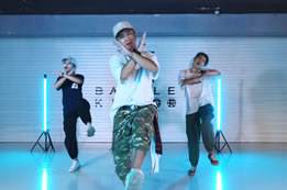 王嘉爾熱單編舞～奶爸李浩老師超級帥！